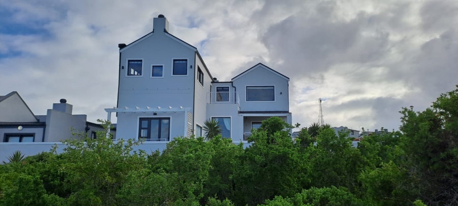 6 Bedroom Property for Sale in Hoogland Western Cape